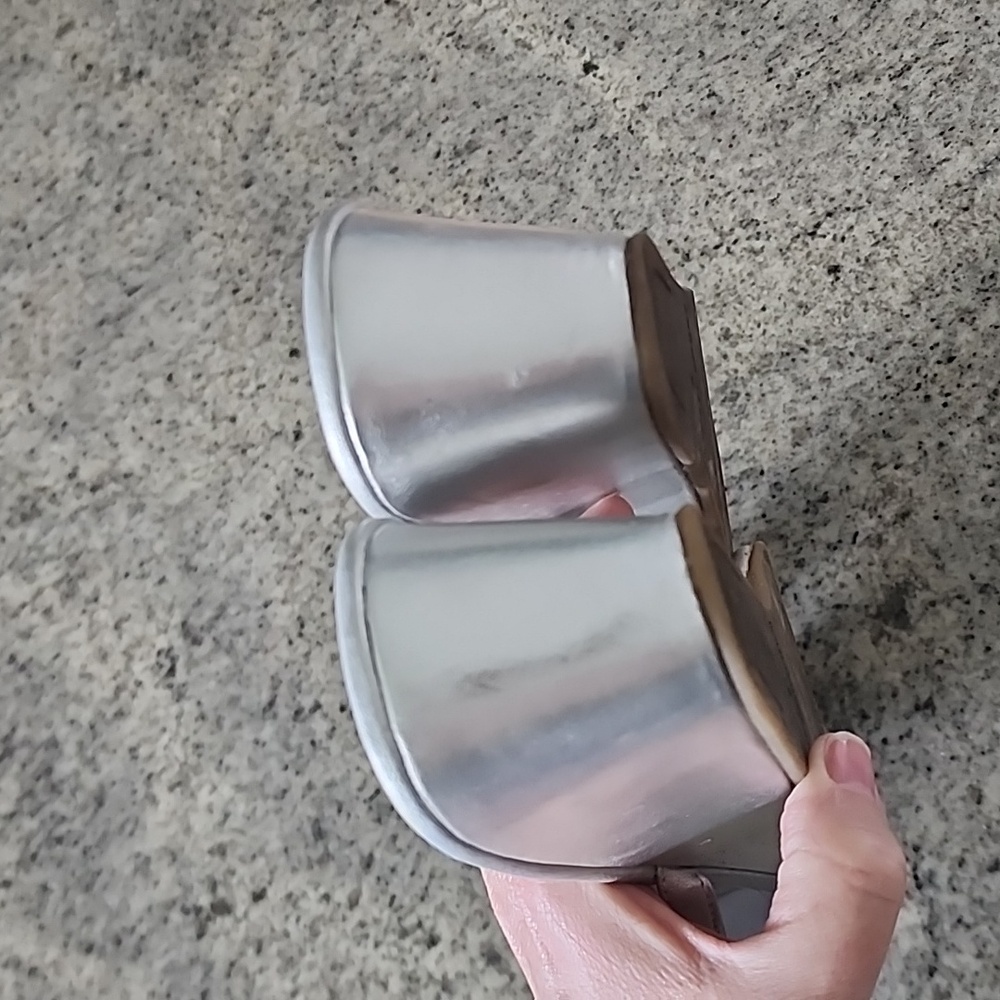 Montego Bay Club silver Regan thong sandal! - Picture 6 of 7